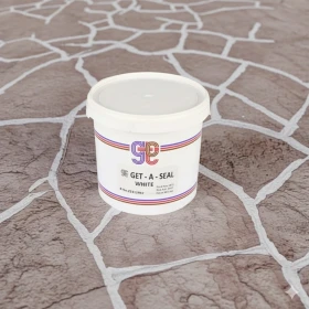 Anti-leaking paste for cracks in concrete surfaces