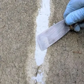 Anti-leaking paste for cracks in concrete surfaces